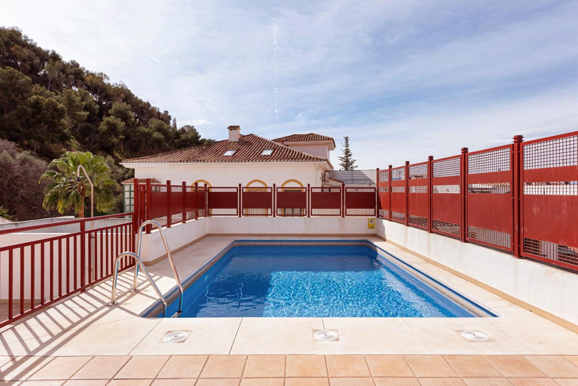 Apartamento Piscina, Patio Privado Y Aparcamiento Málaga